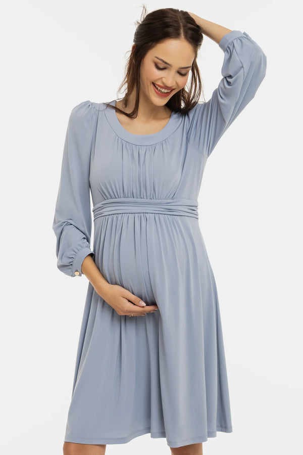 Elegantes Umstandskleid mit feinen Fältchen – Puderblau