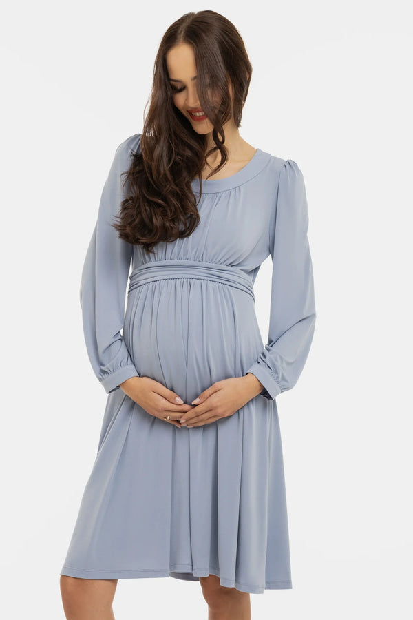 Elegantes Umstandskleid mit feinen Fältchen – Puderblau