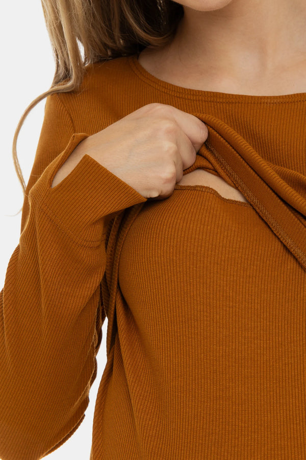 Langes geripptes Umstands- und Stillkleid mit langen Ärmeln – Karamell