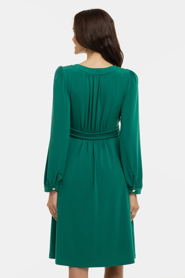 Elegantes Umstandskleid mit feinen Fältchen – Smaragdgrün