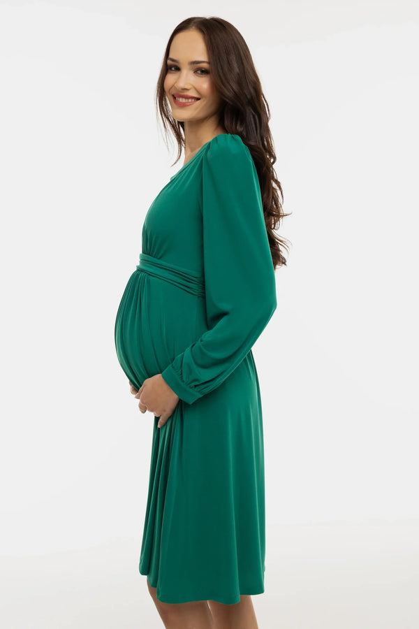 Elegantes Umstandskleid mit feinen Fältchen – Smaragdgrün