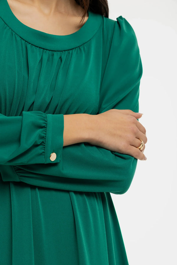 Elegantes Umstandskleid mit feinen Fältchen – Smaragdgrün