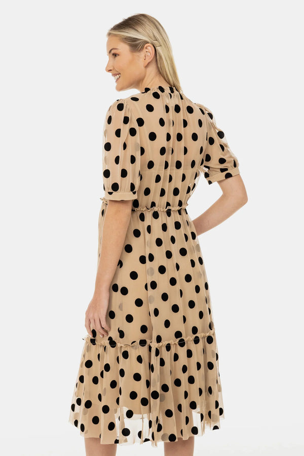 Luftiges Umstandskleid aus Tüll mit Samtpunkten