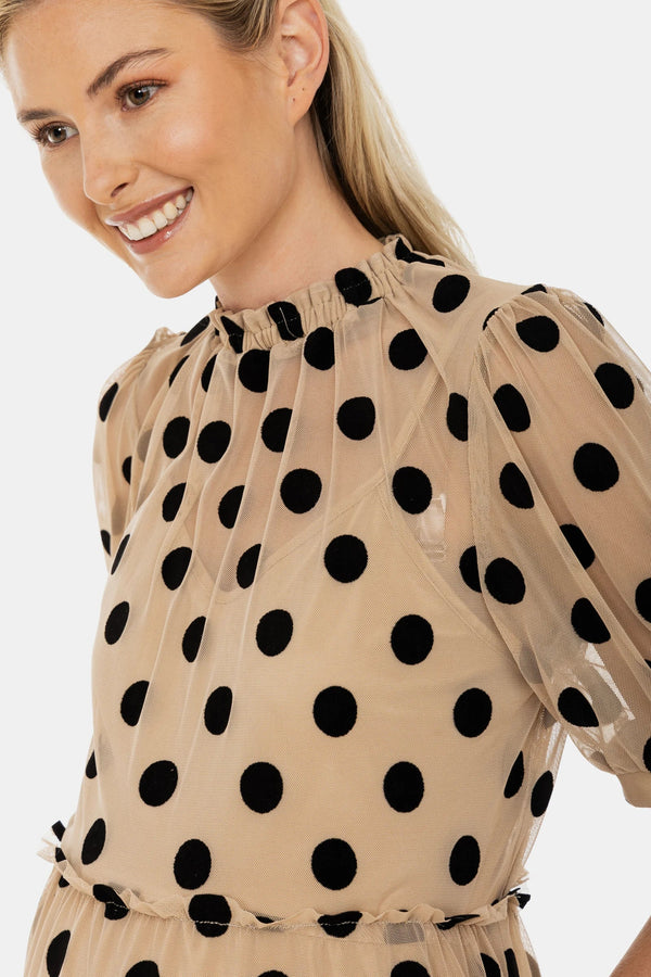 Luftiges Umstandskleid aus Tüll mit Samtpunkten