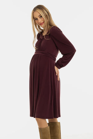 Elegantes Umstandskleid mit feinen Fältchen – Bordeauxrot