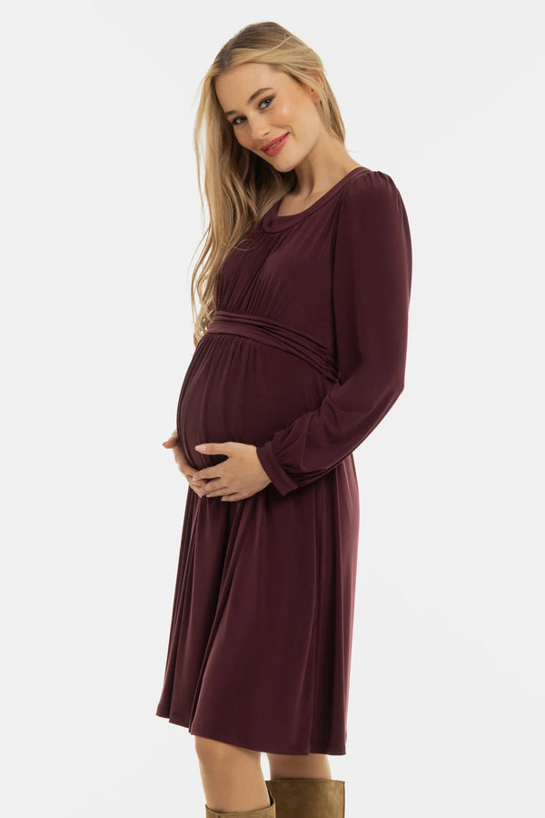 Elegantes Umstandskleid mit feinen Fältchen – Bordeauxrot