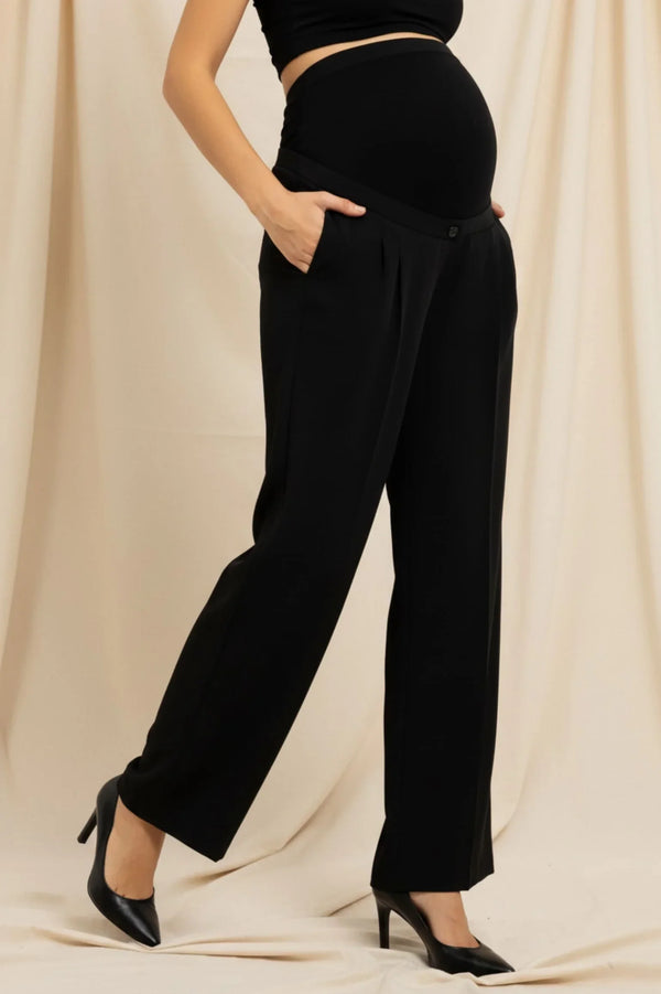 Weite Umstandshose aus Crêpe mit Falten – Schwarz