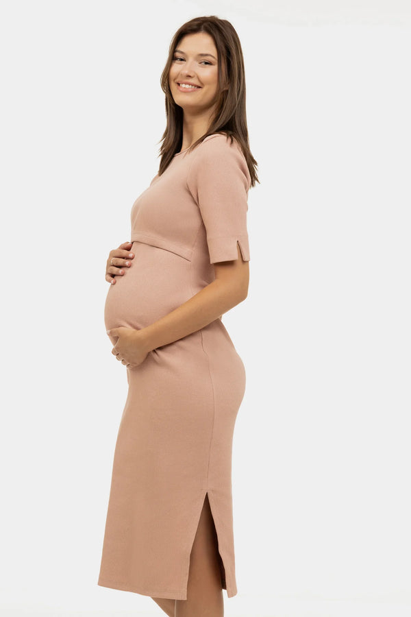 Tailliertes Umstands- & Stillkleid aus geripptem Baumwolljersey – Puderrosa