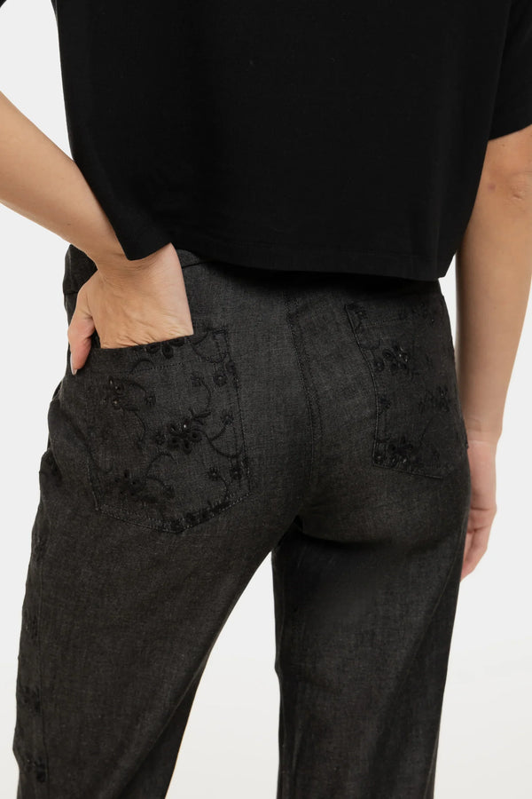 Umstandsjeans mit Spitzendetail