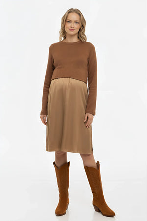 Satijnen zwangerschapsjurk- en voedingsjurk met trui – karamel
