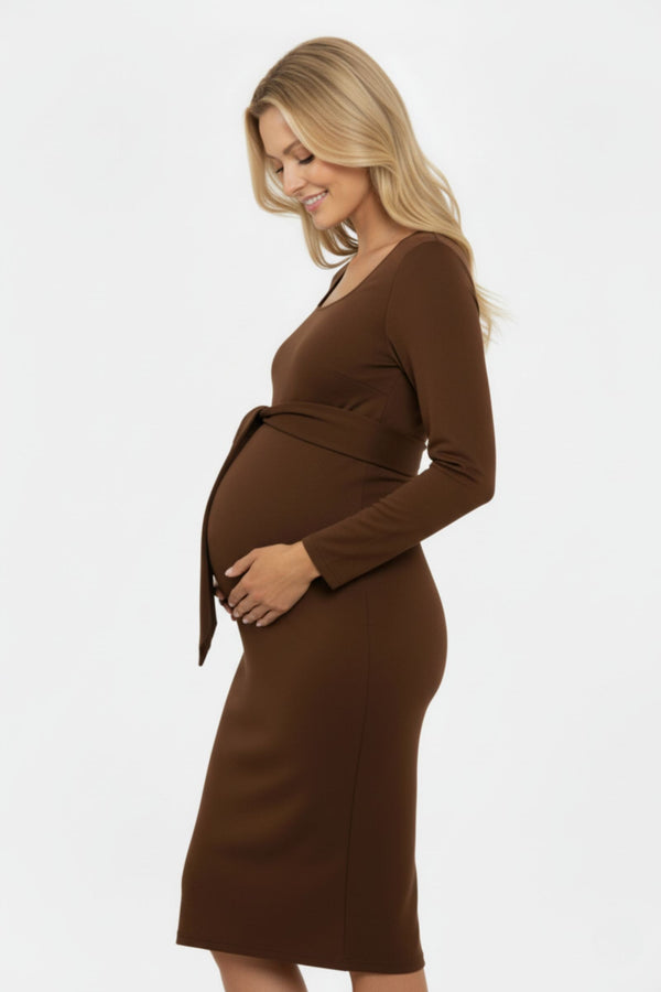 Elegantes langes Umstandskleid mit breitem Gürtel – Braun
