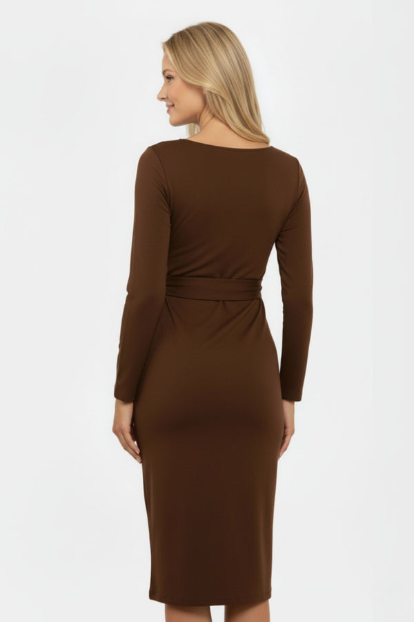 Elegantes langes Umstandskleid mit breitem Gürtel – Braun